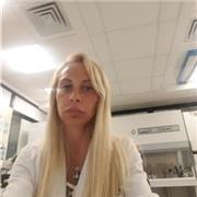 Biologa impartisce lezioni di chimica e biologia